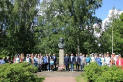 Состоялась церемония возложения цветов к бюсту первого российского императора в честь Дня его рождения