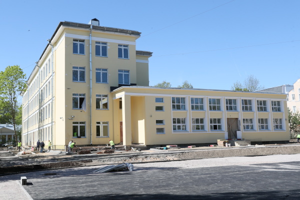 Губернатор ознакомился с ходом реконструкции двух корпусов гимназии № 406 в Пушкине