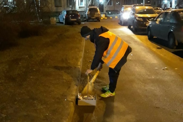 В районе идет внутриквартальная уборка территории