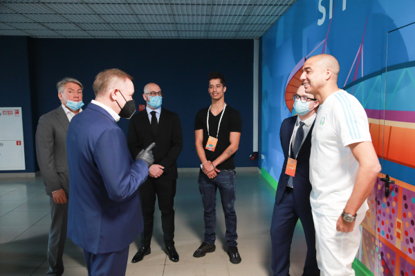 В Петербург доставили Кубок чемпионата Европы по футболу 2020