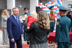 Александр Беглов: Военнослужащие Росгвардии, принимавшие участие в СВО, получили ключи от квартир в новом доме