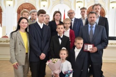 Семьям из Центрального района вручили государственные награды