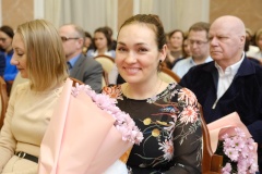 Глава района на отчетном собрании вручил семьям долгожданные ключи от квартир