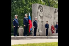 Накануне одного из самых трагичных дней в истории нашей страны, дня начала Великой Отечественной войны, на Казанском кладбище у братского захоронения воинов, состоялась торжественно-траурная церемония возложения цветов.