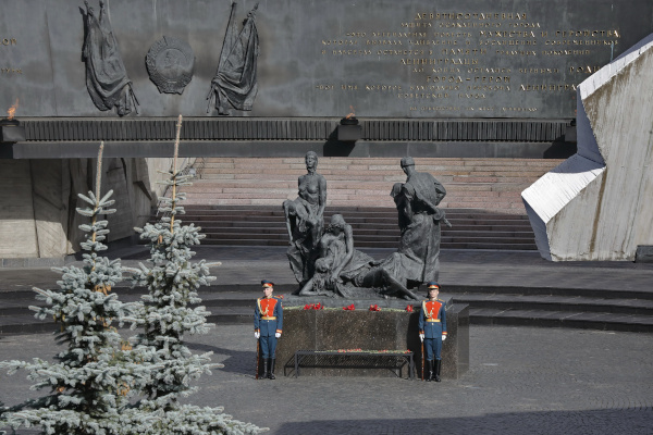 Торжественно-траурная церемония возложения цветов к Монументу героическим защитникам Ленинграда