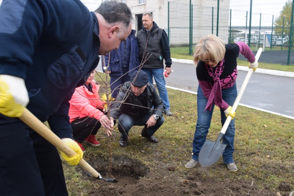 Пожарные и спасатели провели генеральную уборку в своих частях и в «своем» парке