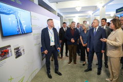 Александр Беглов и Александр Бельский посетили выставку достижений Московского района