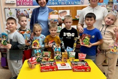 В преддверии Нового года и Рождества в детском саду № 17 Петродворцового района собрали подарки для детей-сирот