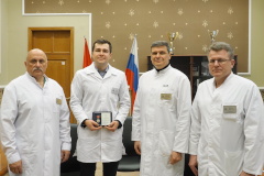 Петербургским медикам вручены знаки отличия «За доблесть в спасении»