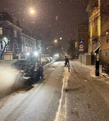 В Петроградском районе убирают последствия ночного снегопада: работы продолжаются и утром