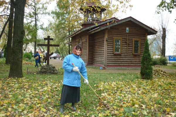 В храме Рождества Пресвятой Богородицы в Рыбацком прошел субботник в рамках месячника по благоустройству