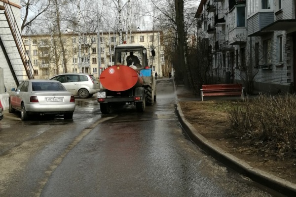 В Красносельском районе продолжается уборка территории