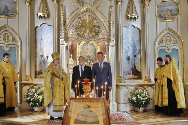 Колокольный звон озарил праздничный район