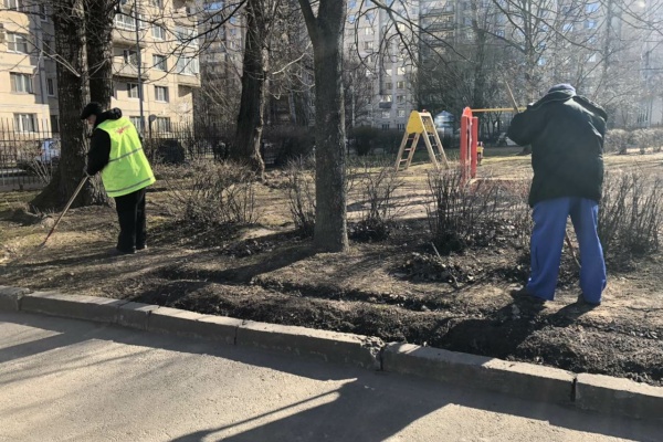Территория детского сада №42-1 очищена от «следов зимы»