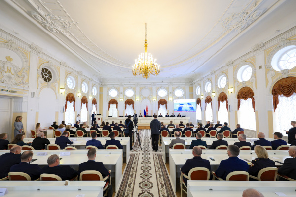 Губернатор Александр Беглов вручил дипломы первым выпускникам программы обучения «Время героев Санкт‑Петербурга»