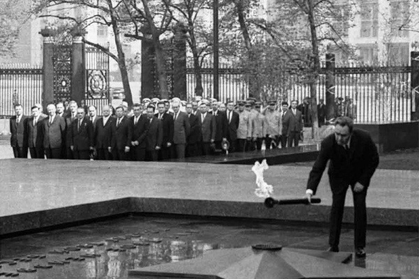 Огненная картина из 700 свечей появится на Марсовом поле к 65летию зажжения Вечного огня