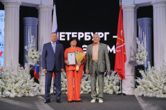 Губернатор Санкт‑Петербурга Александр Беглов вручил супругам Аистовым из Петродворцового района медаль за семейное долголетие