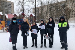 ГИБДД и ЮИД школы № 292 напомнили детям и их родителям правила поведения вблизи проезжей части