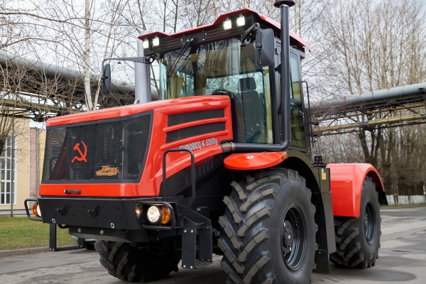 200 алых тракторов ко Дню Победы выпустил Кировский завод