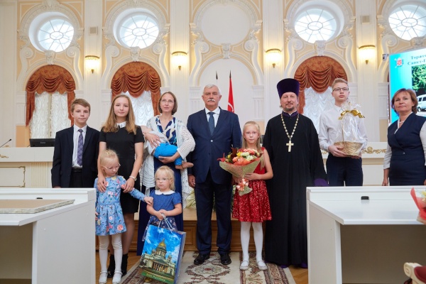 Две семьи из Фрунзенского района получили в подарок микроавтобусы в Смольном