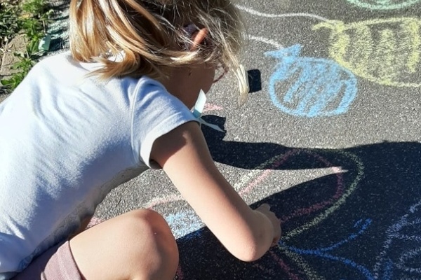 Детские рисунки украсили улицы района