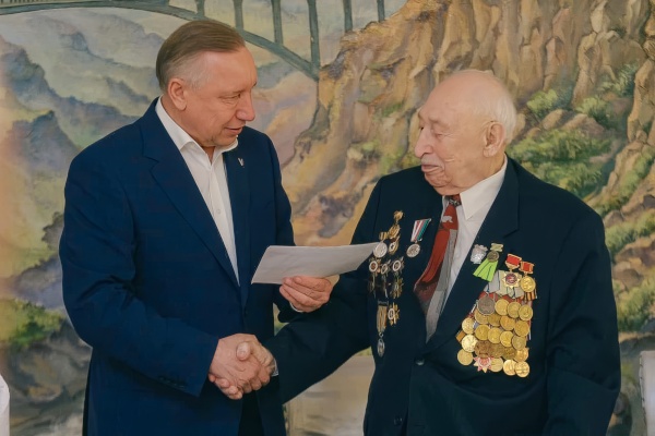 Александр Беглов встретился с ветераном Великой Отечественной войны Зиновием Меркиным, который сегодня отметил 100-летний юбилей