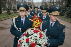 Цветы к памятку маршалу Победы возложили в Московском районе