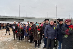 У мемориала "Лигово" в день полного освобождения Ленинграда от фашистской блокады прошло торжественно-траурное возложение цветов