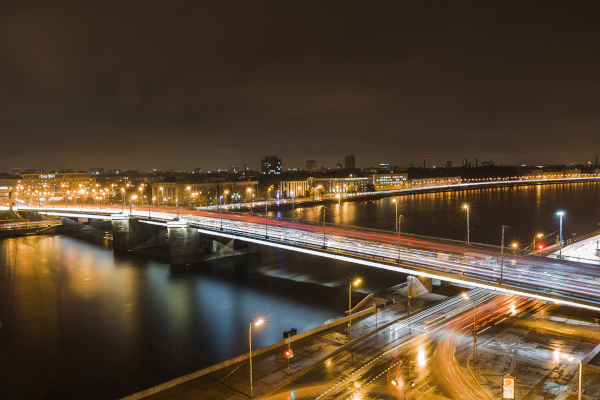Светодиодная художественная подсветка появилась у Володарского моста
