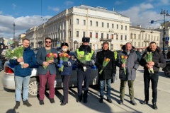 В Центральном районе прошла ежегодная акция “Цветы для автоледи”
