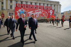 ​​​​​​​Александр Беглов приветствовал участников военного парада в Петербурге