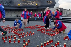 Молодежь зажгла свечи в память о погибших защитниках