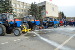 Трактора, поливальные машины и газонокосилки Приморского района проверили на готовность к работе в летний период