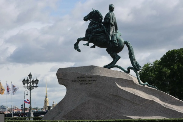 Торжественная церемония возложения цветов к памятнику Петру I на Сенатской площади