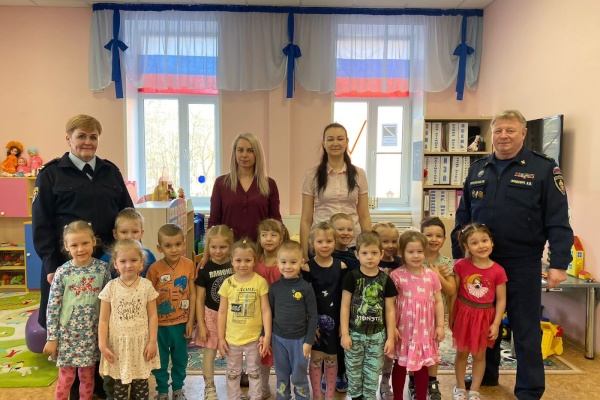 Детям и взрослым напомнили о правилах безопасности в зимний период