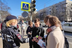 В Калининском напомнили о правилах безопасности на дороге в рамках профилактической акции #Детскаяплощадка