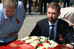 В день памяти и скорби делегация Петроградского района возложила цветы на Серафимовском кладбище