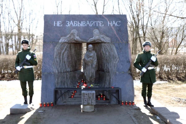 11 апреля в Красном Селе прошла торжественно-траурная церемония, посвященная Международному дню освобождения узников фашистских лагерей