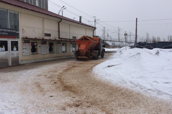 Комплексная зачистка района от снега продолжается
