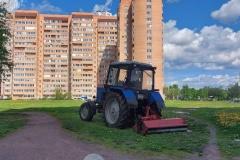 Во Фрунзенском районе начались работы по стрижке газонов
