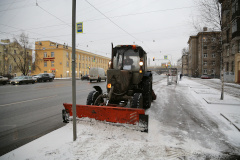 Кировский район чистят от снега 440 дворников и 75 уборочных машин