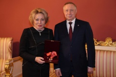 Александр Беглов вручил Валентине Матвиенко почетный знак «Честь и слава Санкт‑Петербурга»