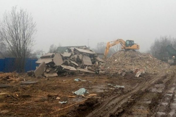 В Петербурге добровольно снесли 6-ой «самострой» по иску Госстройнадзора. Это был незаконный многоквартирный жилой дом в Колпино. 