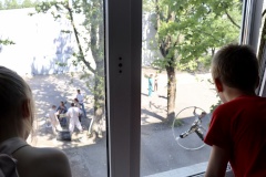 Под окнами центра «Прометей» устроили цирковое представление