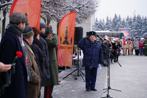 На Пискарёвском мемориальном кладбище дали старт молодёжному Посту № 1