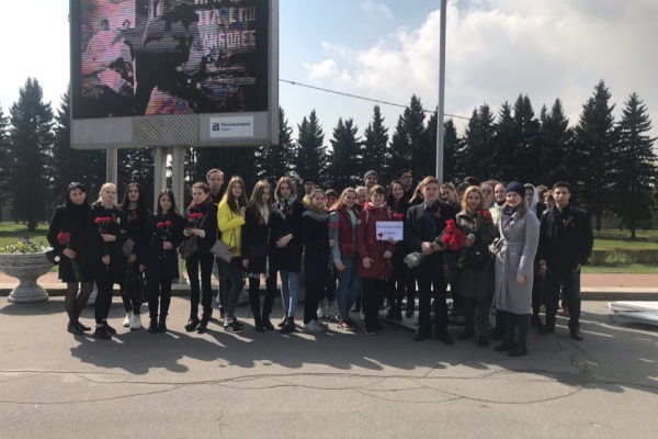 Молодежь Выборгского района почтила память героев войны