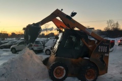 Уборка территории Фрунзенского района от снега и наледи ведется круглосуточно