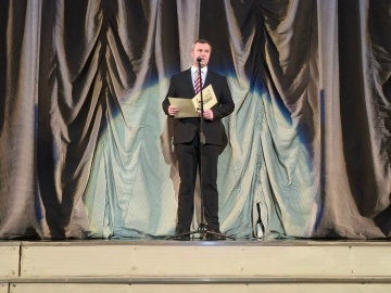 Новогоднее представление для семей участников СВО, многодетных семей и детей, оказавшихся в трудной жизненной ситуаци, из Петроградского районаипрошло на сцене БКЗ «Октябрьский»