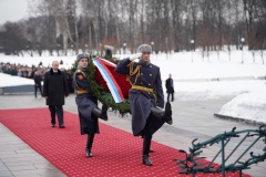 Президент России возложил венок к монументу «Мать-Родина»