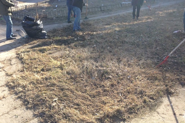 Сотрудниками спортивной школы «Лидер» проведена работа по уборке территории